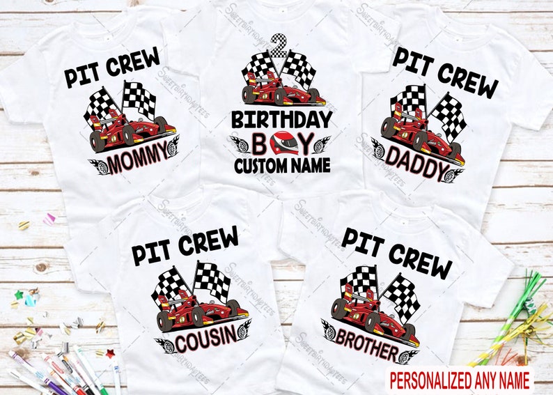 Pu&ograve; includere: Cinque magliette bianche con un design di auto da corsa e bandiera a scacchi. Le magliette recitano "Pit Crew" con le parole "Mamma", "Pap&agrave;", "Cugino", "Fratello" e "Buon Compleanno Ragazzo Nome Personalizzato" sotto l'auto.