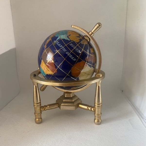 Handgemachter Globus aus Lapis Lazuli und anderen Halbedelsteinen mit Vergoldetem Messing Ständer 14 cm Höhe und 8cm Durchmesser.