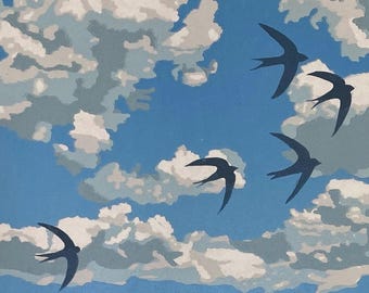 Puede incluir: Una impresión que muestra cinco siluetas de aves de color azul oscuro en pleno vuelo contra un cielo azul brillante lleno de nubes blancas y gris claro. Las aves aparecen en varias posiciones, planeando por el cielo, creando movimiento.