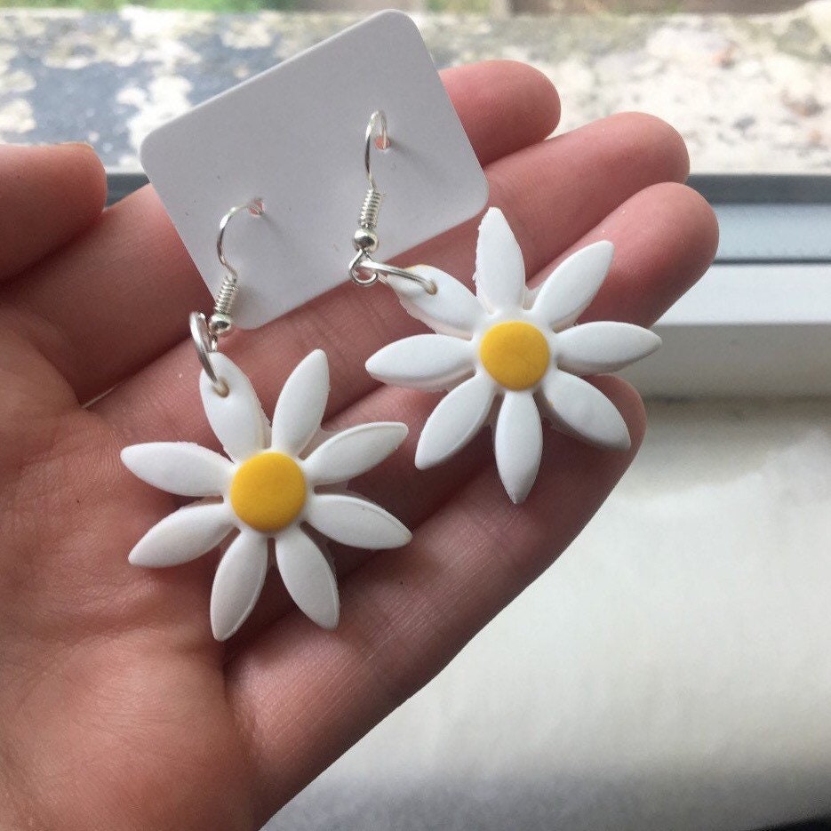 Marc Jacobs Daisy Necklace | Daisy necklace, Marc jacobs daisy, Pretty  necklaces