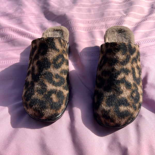 Fuzzy cheetah print furry clogs by BOC size 7 like new excellent condition versatile comfortable grandmacore 70s and 90s style slip ons