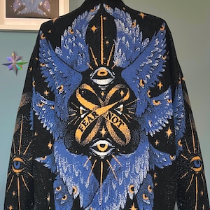 Biblisch akkurater Engelscardigan – Unisex-Kuschelstrickjacke mit himmlischer Ausstrahlung