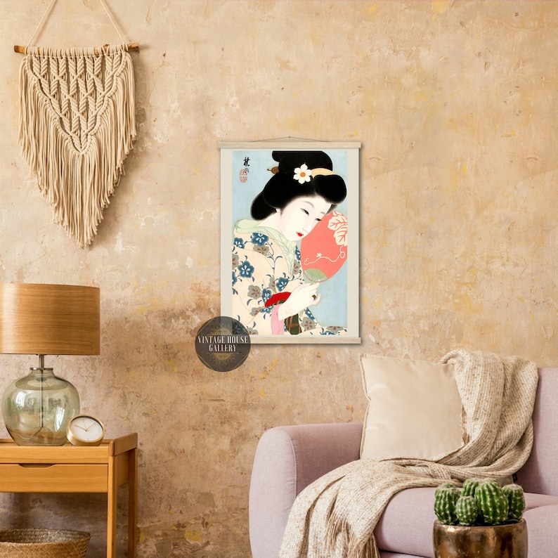 K&ouml;nnte beinhalten: Ein japanischer Holzschnitt aus der Zeit, der eine Frau in einem farbenfrohen Kimono zeigt, die einen rosa F&auml;cher h&auml;lt. Die Frau hat schwarzes Haar und tr&auml;gt eine wei&szlig;e Blume im Haar. Der Hintergrund ist hellblau.