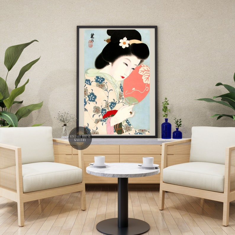 K&ouml;nnte beinhalten: Ein japanischer Holzschnitt aus der Zeit, der eine Frau in einem Blumen-Kimono zeigt, die einen roten F&auml;cher h&auml;lt. Die Frau hat schwarzes Haar und tr&auml;gt eine wei&szlig;e Blume im Haar. Der Hintergrund ist hellblau.