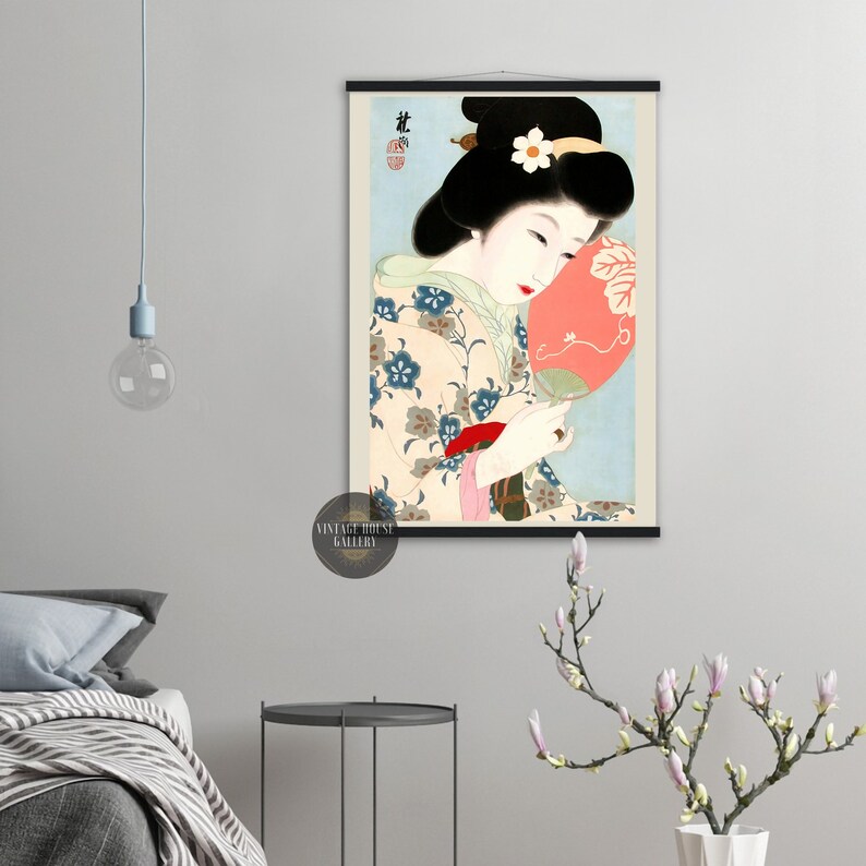 K&ouml;nnte beinhalten: Ein japanischer Holzschnitt aus der Zeit, der eine Frau in einem Blumen-Kimono zeigt, die einen roten und wei&szlig;en F&auml;cher h&auml;lt. Die Frau hat schwarzes Haar mit einer wei&szlig;en Blume und schaut auf den F&auml;cher. Der Hintergrund ist hellblau.
