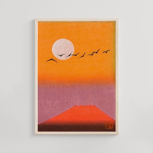 Puede incluir: Pintura enmarcada que representa una escena de atardecer con un gran sol blanco, una bandada de pájaros en vuelo y una cordillera. El cielo transita del naranja al púrpura, con la montaña en tonos rojos. La obra está en un marco de madera.