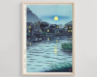 Könnte beinhalten: Ein japanischer Holzschnitt, der eine Mondscheinszene eines Dorfes an einem Fluss darstellt. Der Druck zeigt einen Vollmond, einen Fluss mit Wellen und eine Ansammlung von Häusern mit beleuchteten Fenstern. Die Häuser liegen eingebettet in Bäume und Büsche, und die Szene ist in ein sanftes, blaues Licht getaucht.