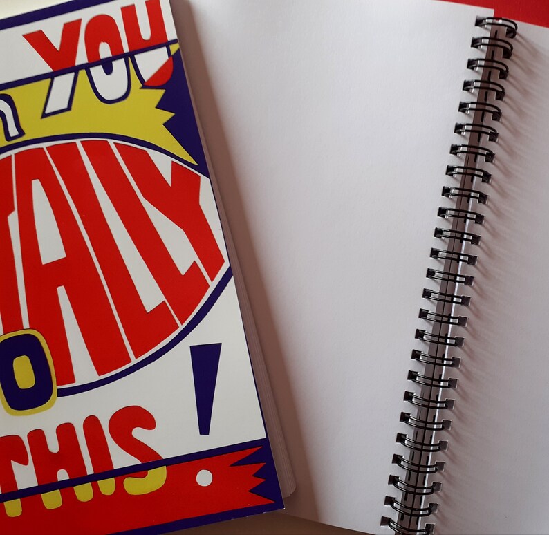 以下が含まれることがあります： 「TOTALLY DO THIS」の文字が赤、黄、青で描かれた表紙の、スパイラル綴じノート。ノートは開かれており、白いページが並んでいます。デザインはレトロなポップアートスタイルです。