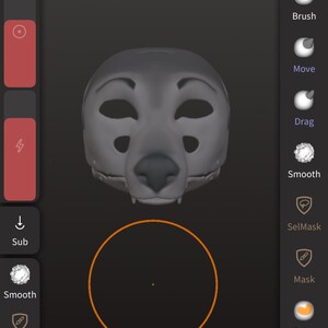 Puede incluir: Representación digital de una máscara de animal gris, probablemente para modelado o animación 3D. La máscara tiene detalles como cuencas de los ojos, nariz y boca. La interfaz muestra varias herramientas y opciones.