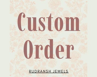 Op de afbeelding: Een lichtbeige achtergrond met een bloemenpatroon. De woorden "Custom Order" zijn in een donkerroze kleur, met "RUDRANSH JEWELS" in een kleinere lettergrootte eronder. Het algehele ontwerp is eenvoudig en elegant.