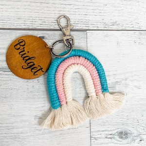 Llavero arco iris, llavero arco iris personalizado, llavero arco iris Boho Macrame, etiqueta de bolsa de maestro, encanto de mochila de moda, rellenos de medias