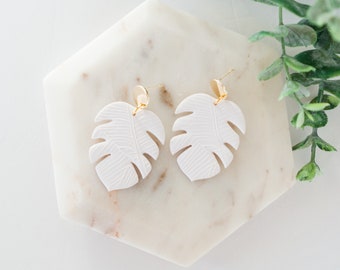 White Monstera Leaf Statement Earrings - CLAY EARRINGS with a boho style - Palm Leaf Earrings - Lightweight and Hypoallergenic - Tropical