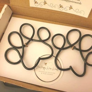 Arte de pared con huella de pata de alambre hecho a mano: regalo para amantes de los animales