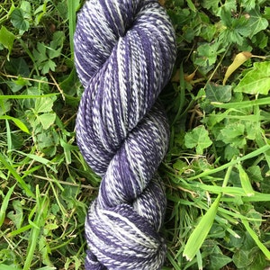 Knäuel aus handgefärbter und handgesponnener Arles-Merinowolle, Fingersatz, Logwood 2