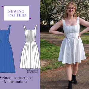 Könnte beinhalten: Nähmuster für ein weißes Kleid mit optionalen Steppnähten. Das Muster enthält schriftliche Anweisungen und Illustrationen. Eine Frau trägt ein weißes Kleid mit vertikalen Streifen.