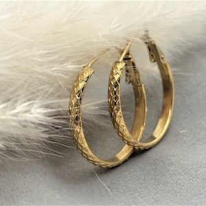 1.2&quot; Anti-Tarnish Gold plated patterned hoop earrings