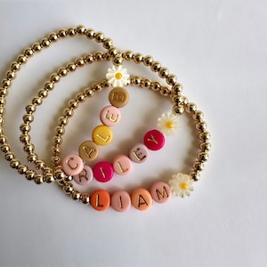 Pulsera con nombre de margarita rellena de oro de 14 k / Regalo personalizado Pulsera con nombre de cuentas personalizadas con flores / Pulsera para bebé Pulsera para niño pequeño Pulsera para adulto