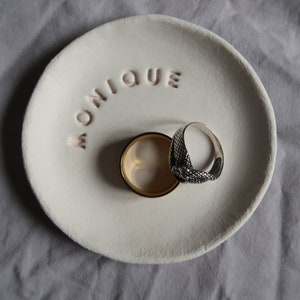 Gepersonaliseerde handgemaakte klei-snuisterijschaal of ringhouder - moderne, minimalistische accessoires voor thuis Cadeaus onder de 10 kerst