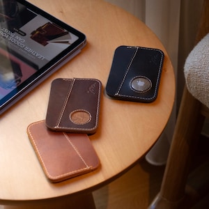 Porte-cartes minimaliste en cuir AirTag, Portefeuille mince AirTag en cuir personnalisé, Cadeaux uniques sur le devant pour homme