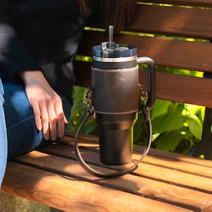 Leder Stanley Quencher Becherhalter, personalisiertes Stanley Cup Zubehör, Leder Stanley Tumbler Carrier, Stanley Sleeve für 40 Unzen
