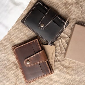 Ein tolles Geschenk für Ihn - Leder Snap Portemonnaie mit Sichtfenster, personalisierter schlanker Kartenhalter, handgemachte Brieftasche für Männer