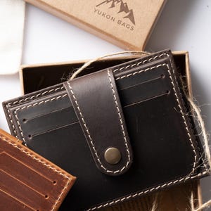 Leder-Kartenhalter, personalisierte zweifache Kreditkarten-Brieftasche, schlanke RFID-Brieftasche für Herren, minimalistische Herren Snap ID-Karten-Brieftasche