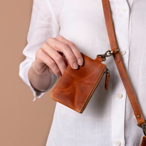 Leder Mini Beutel mit Karabinerhaken, personalisierter kleiner Leder Reißverschluss Beutel, gravierter Mini-Münzen-Geldbeutel-Halter