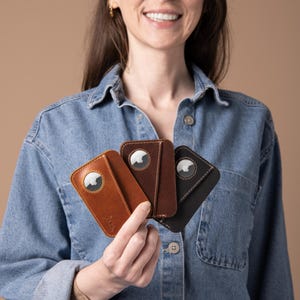 Porta-cartões AirTag – Presente para padrinhos, carteira de couro personalizada com compartimento para rastreador, presente minimalista para homens, lembrancinha de casamento personalizada