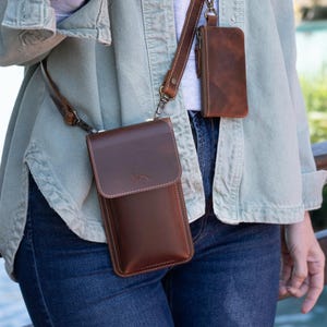 Estuche delgado de cuero para teléfono, bolso de hombro personalizado con tarjetero, bolso artesanal para teléfono con minibolsillo