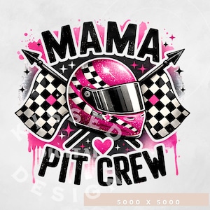 Peut inclure: Conception graphique avec un casque de course rose à motif à carreaux, flanqué de drapeaux à damier. Les mots "MAMA PIT CREW" sont affichés en noir, avec des accents roses et un symbole de cœur.