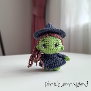 Amigurumi Hexe Schlüsselanhänger, grüne Hexe Häkelanleitung, PDF, Mini Hexe Puppe, Taschenanhänger, Sofort Download