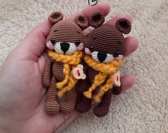 Amigurumi-teddybeer. Miniatuur teddybeer. Gehaakte beer