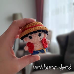 Amigurumi Piratpojke Mönster – Virkad Chibi Anime Pojke – DIY Handgjord Leksak PDF