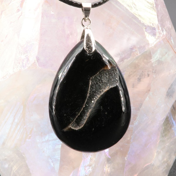 Pendentif Onyx noir avec cristallisation naturelle | Pendentif en pierre noire naturelle cristallisée | Cabochon taillé à la main