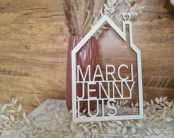 Personalized wooden house with name | Family sign wood | Sustainable wall decoration | Gift idea for moving in, wedding, or relocation | Family in the house