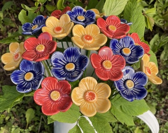 Keramisch blauw/geel/rood boeket van 19 bloemen, bloemen middelpunt van handgemaakte keramische bloemen, echte touch boeketten