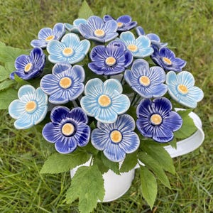 Bouquet di 18 fiori in ceramica blu, centrotavola floreale di fiori in ceramica fatti a mano, bouquet dal tocco autentico