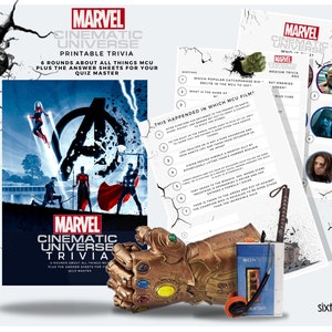 Può includere: Gioco di quiz stampabile sull'Universo Cinematografico Marvel con sei round di domande sull'Universo Cinematografico Marvel. Il gioco include fogli di risposte e un foglio di quiz master. L'immagine mostra anche un Guanto dell'Infinito dorato, un nastro di cassetta blu e un paio di cuffie.