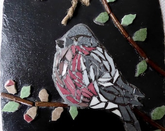 Oiseau en mosaïque. Bouvreuil sur ardoise naturelle. Décoration extérieure ou intérieure