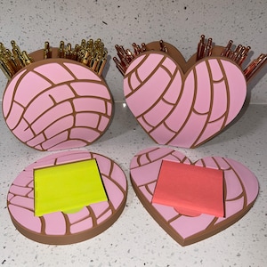 Rosa conchapenna och post-it-lapphållare