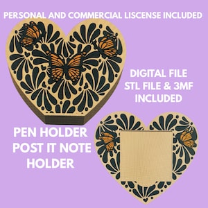 Puede incluir: Soporte para bolígrafos y notas Post-it en forma de corazón con diseño de mariposa. El soporte es de madera y presenta mariposas negras y naranjas y patrones florales. Incluye el texto "PERSONAL AND COMMERCIAL LISCENSE INCLUDED" y "DIGITAL FILE STL FILE & 3MF INCLUDED".