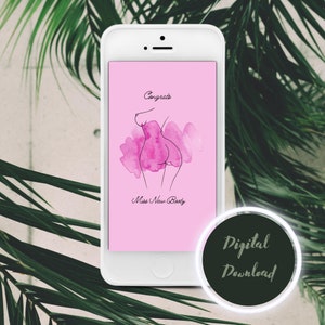 Op de afbeelding: Een roze en witte digitale illustratie van een vrouwenlichaam met de tekst "Congrate Miss New Booty" en "Digital Download" op een witte smartphone.