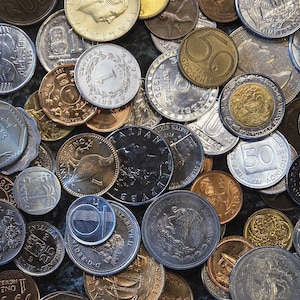 Lotto di 25 o 50 monete mondiali di qualità (non circolate/di prova/simili a gemme) in un astuccio con coulisse, con possibilità di upgrade opzionale a mezzo dollaro BU Kennedy!