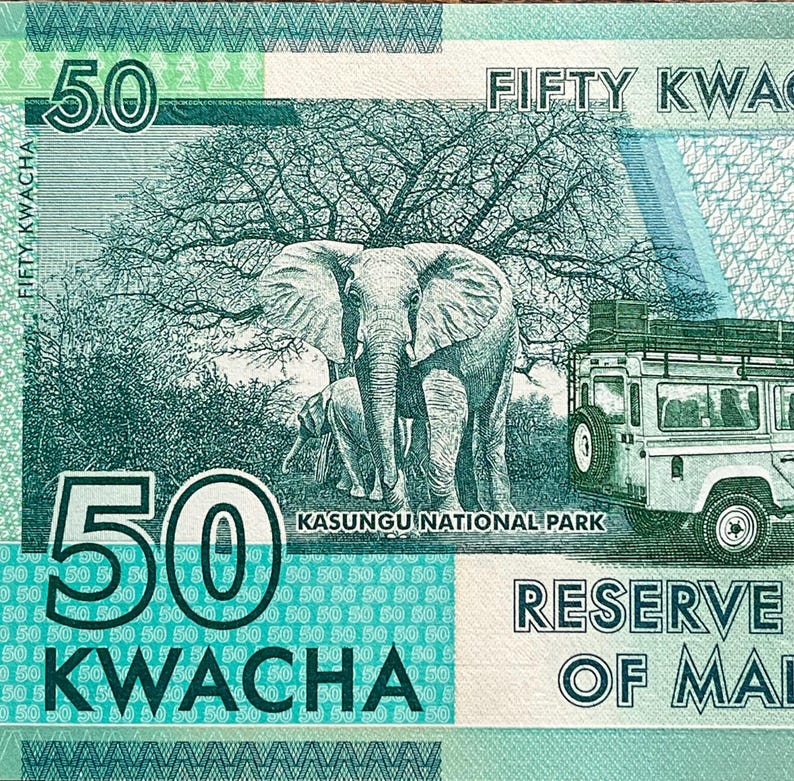 K&ouml;nnte beinhalten: Ein gr&uuml;ner und blauer Geldschein mit einer gro&szlig;en Zahl "50" darauf gedruckt. Der Text "FIFTY KWACHA" ist auf der rechten Seite des Scheins gedruckt. Der Schein zeigt ein Bild eines Elefanten in einer Waldlandschaft. Der Text "KASUNGU NATIONAL PARK" ist unter dem Elefanten gedruckt. Der Text "RESERVE OF MALAWI" ist in der unteren rechten Ecke des Scheins gedruckt.
