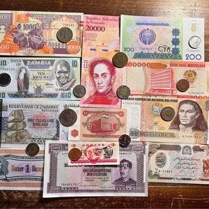 Puede incluir: Una colección de billetes de papel coloridos de todo el mundo, incluidos billetes de Zambia, Zimbabwe, Venezuela, Perú, Tayikistán y Guinea-Bissau. Los billetes están dispuestos en una cuadrícula sobre una superficie de madera. Algunos de los billetes presentan retratos de figuras históricas, mientras que otros presentan imágenes de animales, edificios y otros monumentos.