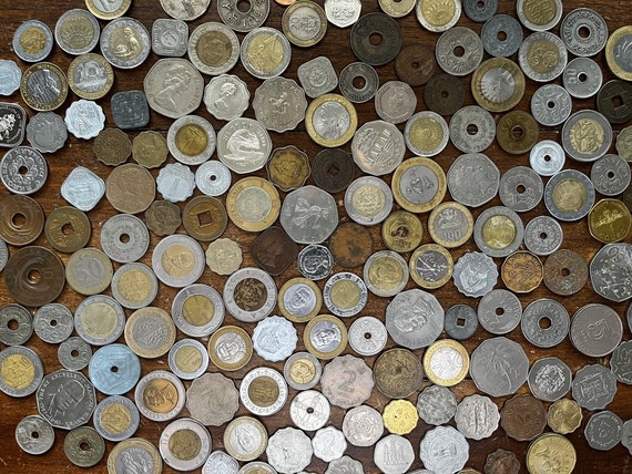 Lotto di 25 monete uniche del mondo irregolari: bimetalliche, smerlate,  forate, ecc. Con custodia -  Italia