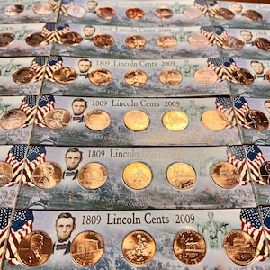 Puede incluir: Un conjunto de diez centavos de Lincoln de 1809 de 2009, cada moneda se muestra en una caja de plástico con un diseño diferente. Los diseños incluyen el anverso, la cabaña de troncos, el partidor de rieles, el comienzo político y el edificio del Capitolio.