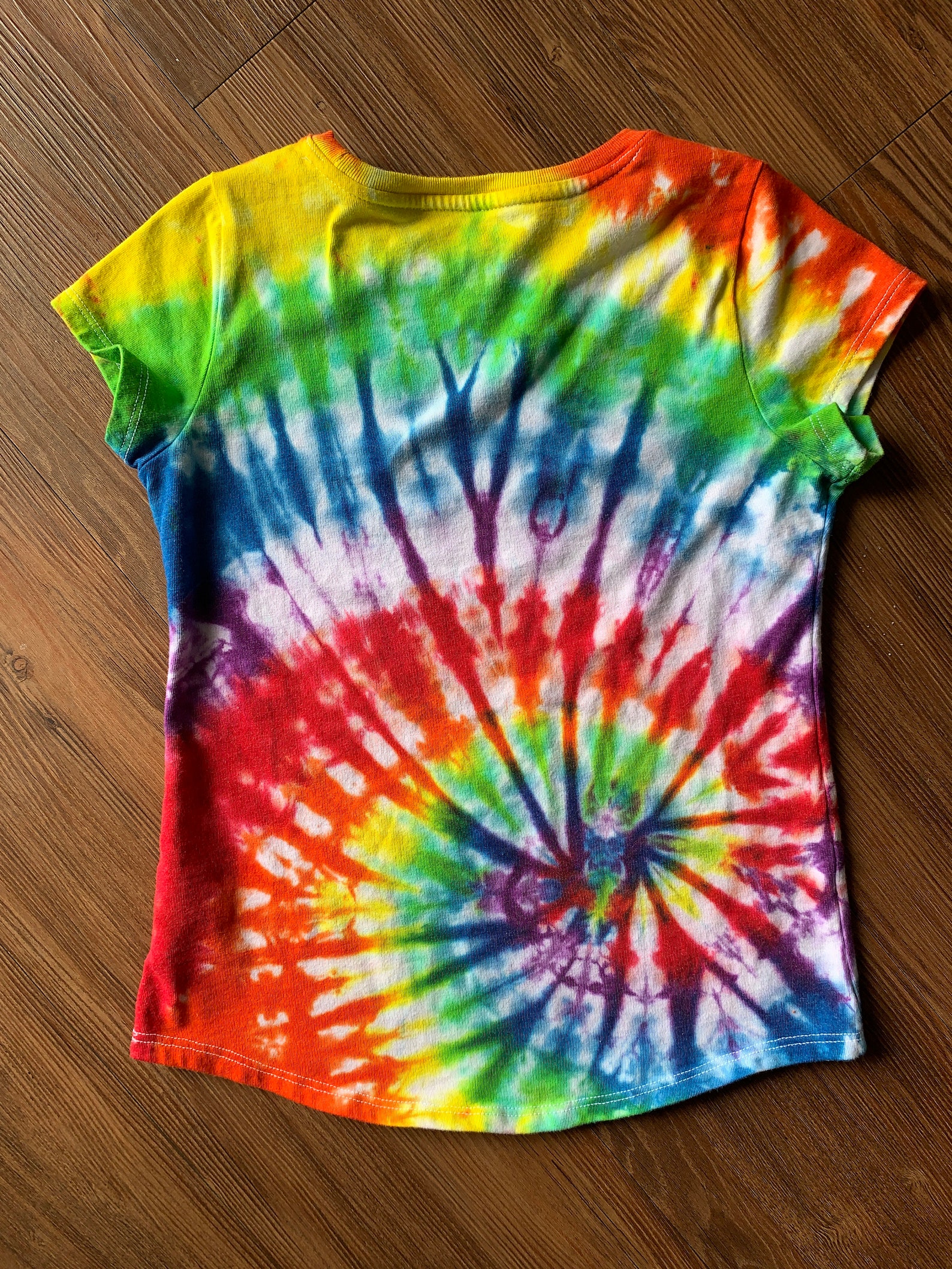 how to do a swirl on a tie dye shirt