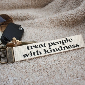 Trata a las personas con amabilidad / Llavero de lona personalizado hecho a mano / Llavero de bronce / Cordón / Lindo auto / Pulsera de tela / Cita / Regalo / Amor