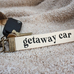 Llavero de lona personalizado hecho a mano con diseño de coche de escape, llavero de bronce, cordón, bonito coche, personalizado, pulsera de tela suave, cita con letras, regalo.